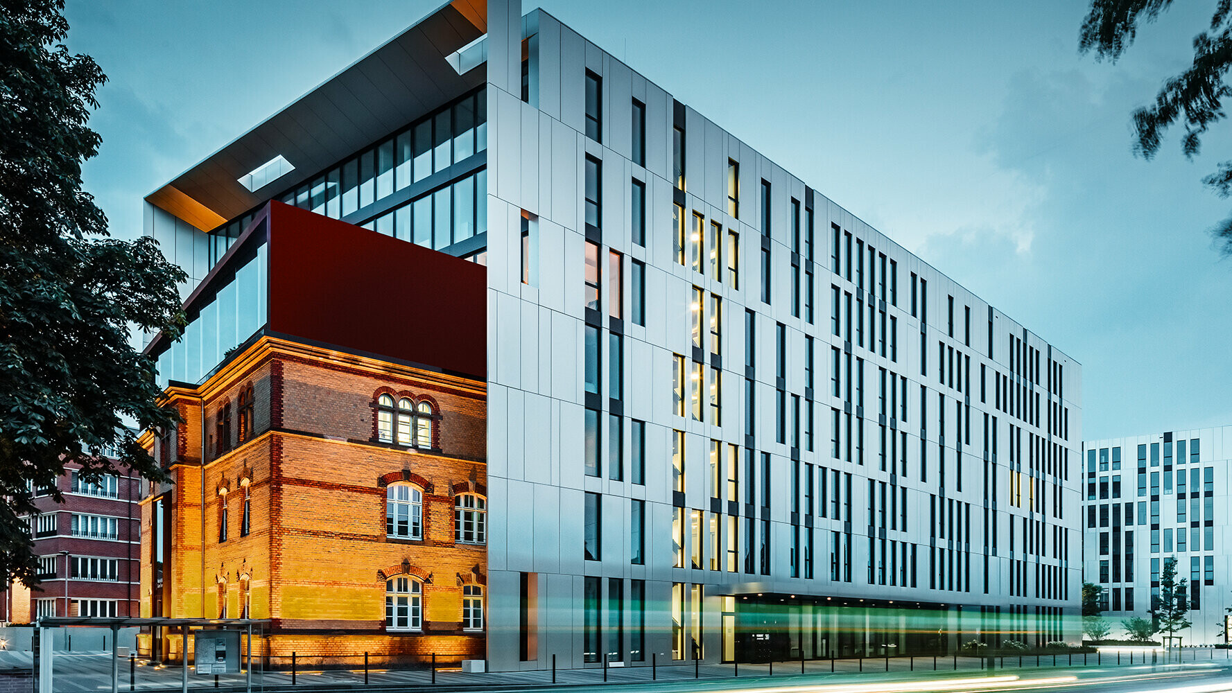 Der neu gebaute Bürogebäude im Zentrum von Düsseldorf wurde mit Aluminium Verbundplatten von PREFA verkleidet.