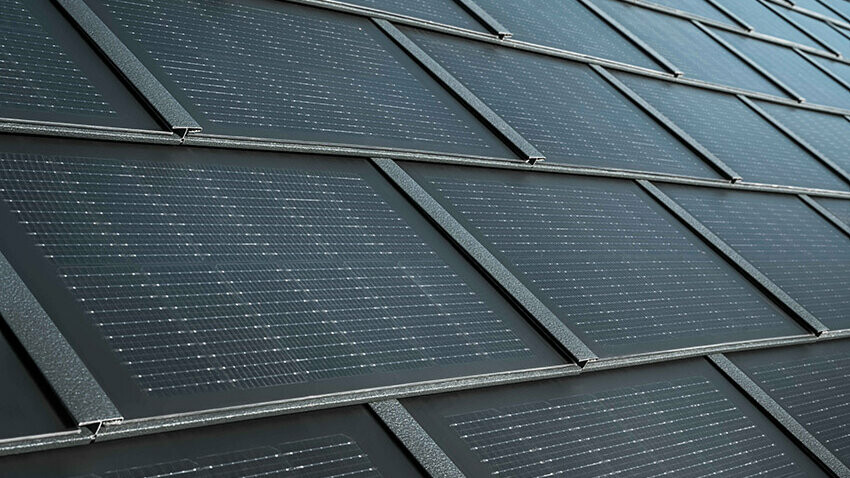 PREFA solarni krovni ploča u boji antracit: krovni sustav otporan na oluje izrađen od aluminija ima integrirane fotonaponske module koji proizvode električnu energiju koristeći snagu sunca.