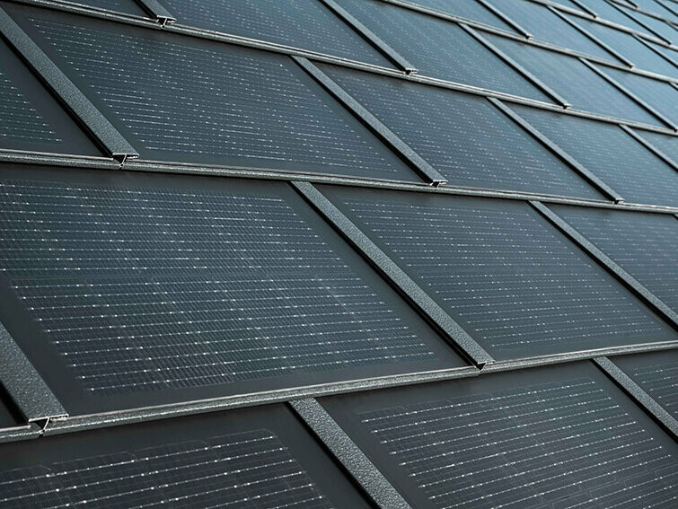 PREFA solarni krovni ploča u boji antracit: krovni sustav otporan na oluje izrađen od aluminija ima integrirane fotonaponske module koji proizvode električnu energiju koristeći snagu sunca.