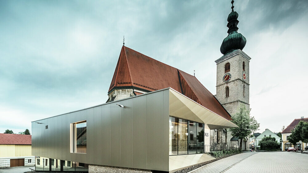 Das moderne Pfarrzentrum in Sierning wurde an der Fassade und der Untersicht mit PREFABOND in Bronze verkleidet