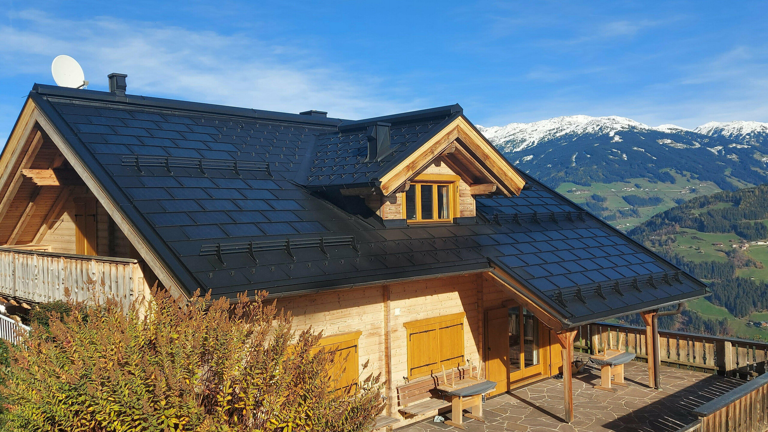 Obnova obiteljske kuće u mjestu Hippach (Tirol) uz PREFA male solarne krovne ploče u P.10 crnoj boji, u kombinaciji s PREFA krovnim pločama R.16.