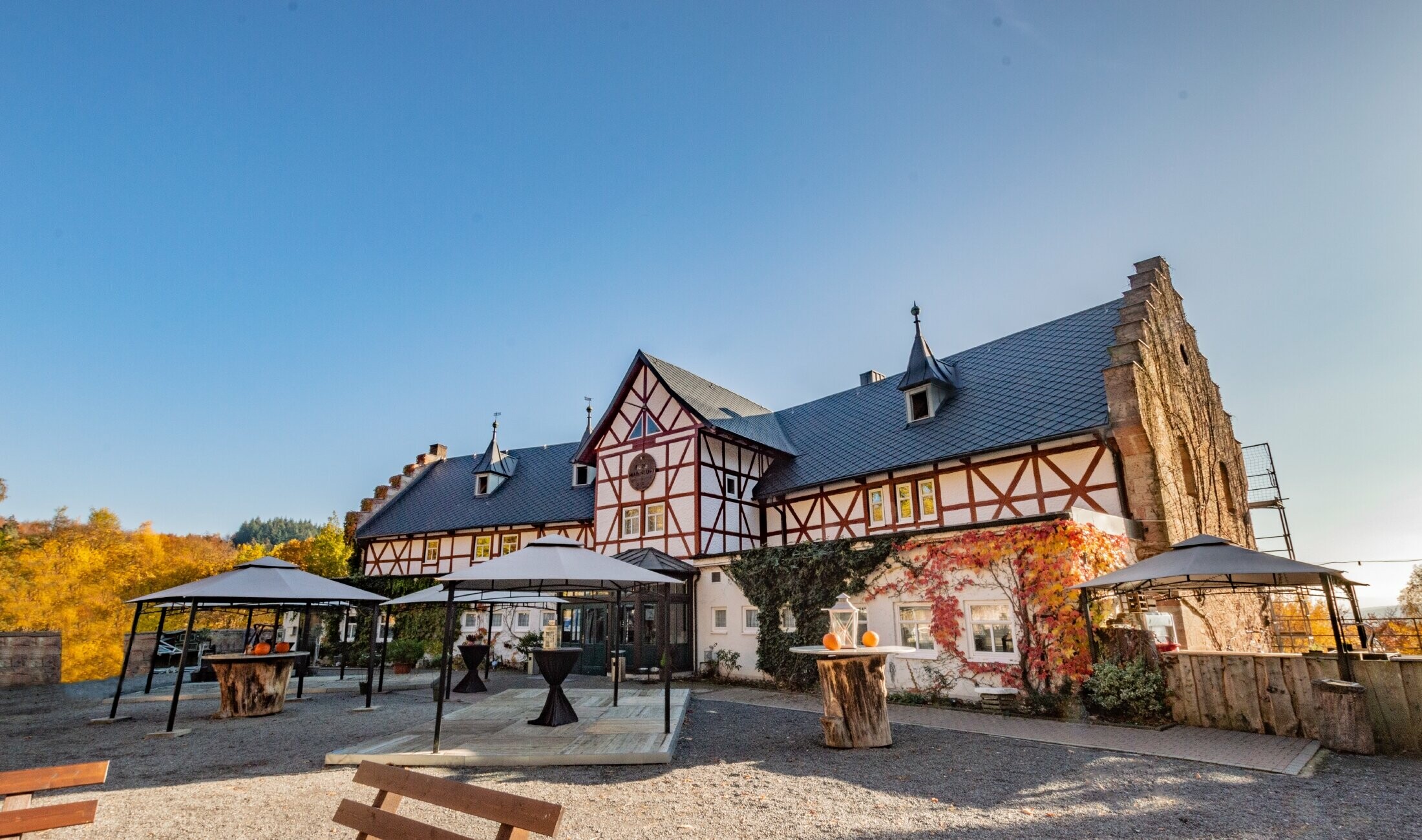 Pogled na cijeli hotel Burg Maienluft u Wasungenu. Krov je nanovo pokriven PREFA krovnim rombom 29 × 29 u antracit boji.