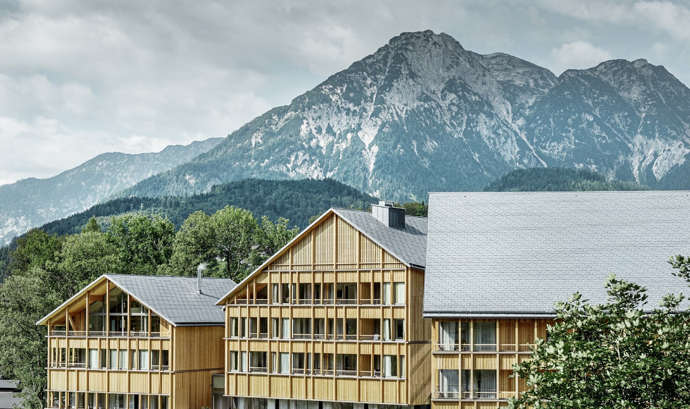 Hotel Vivamayr na Altausseeu s drvenom fasadom i pokrovom iz PREFA krovne šindre